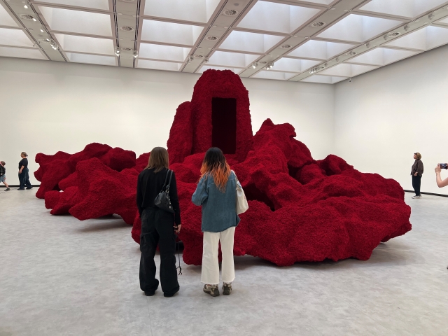 Anish Kapoor Hayward Gallery’de Kaçtığımız Boşlukları Dolduruyor