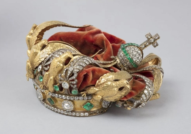 İmparatoriçe Eugénie’nin Louvre Soygununda Hasar Gören Tacının Restorasyonu Başladı