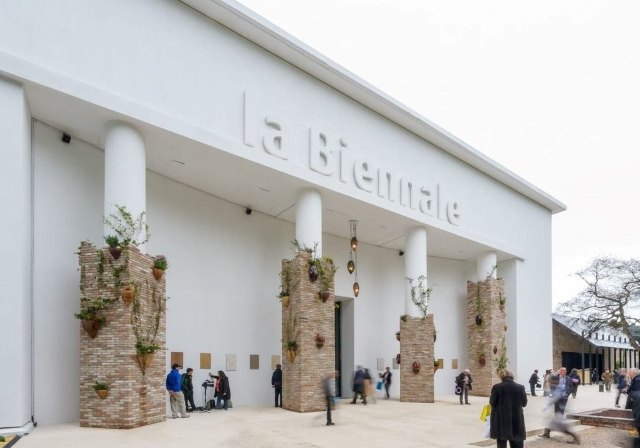 Minör Bir Bienal, Majör Bir Kriz: 61. Venedik Bienali