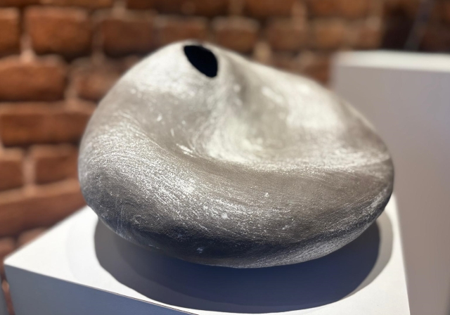 Esra Uyman’dan Seramiğin Zamansız Diliyle Bir Varoluş Sorgusu