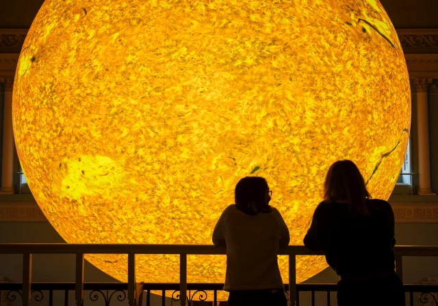 Güneş ve Ay’ın Etkisinde İnsan Ruhu: Saatchi Gallery’de “The Sun and The Moon: Art Inspired by the Celestial” Sergisi