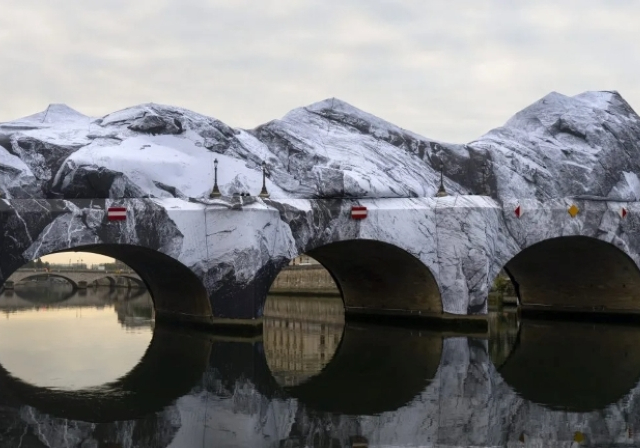 Paris’ın Kalbinde Dev Bir Mağara: JR'den Pont Neuf Dokunuşu