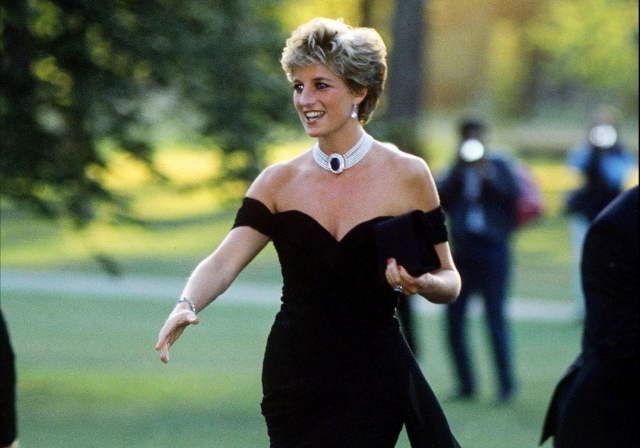 Prenses Diana’nın “İntikam Elbisesi” Sotheby’s’te Satışa Çıkıyor