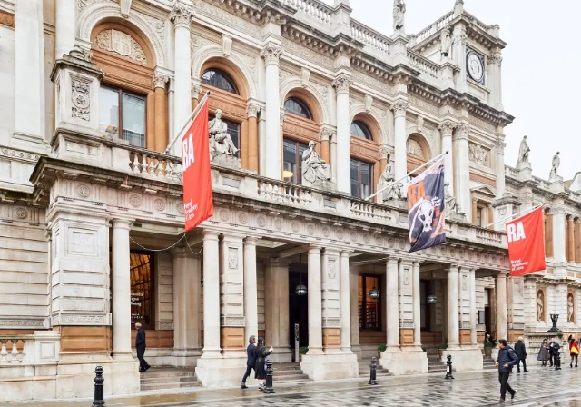 Londra’da Kurumsal Sanat Dayanışması: Sotheby’s’ten Royal Academy’ye 2 Milyon Sterlinlik Destek